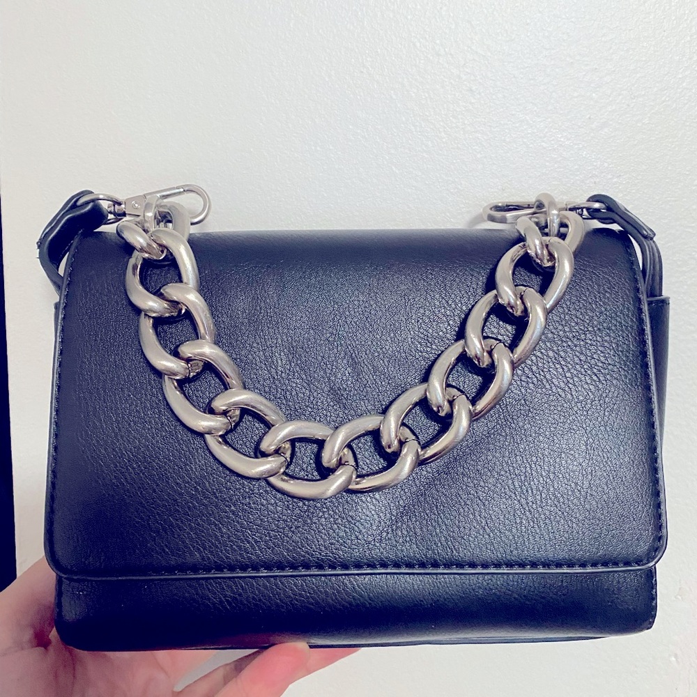Scoop black crossbody with chain